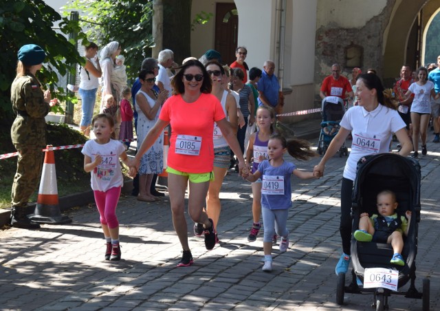 Trasa biegu liczyła symboliczne 1050 metrów. Biegacze staneli na starcie przy kościele NMP Królowej Polski przy ul. 3 Maja, a linię mety przekroczyli w Opactwie.