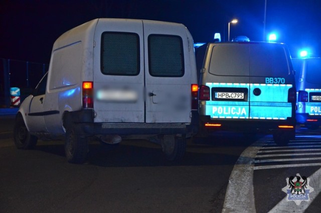 Policjanci zatrzymali 19-latka po pościgu w Wałbrzychu na ul. Kolejowej.