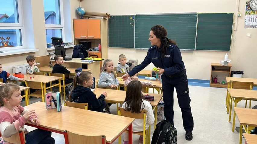 Dzieci z Orla uczą się bezpieczeństwa od wejherowskich policjantów