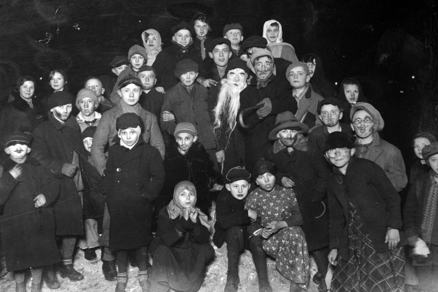 Na zdjęciu grupa przebranych dzieci.


1932 rok