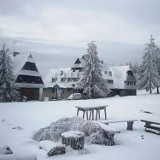 Bajkowa zima na Przehybie. To istna dzika kraina śniegu z widokiem na Tatry. Śniegu nie brakuje także w Beskidzie Wyspowym