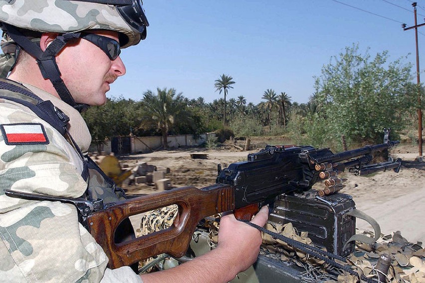 Polski żołnierz w trakcie patrolu w Iraku.