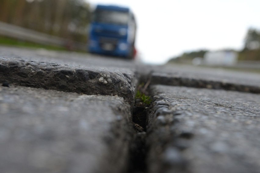 Część drogi jest w fatalnym stanie. Została ona wybudowana w...