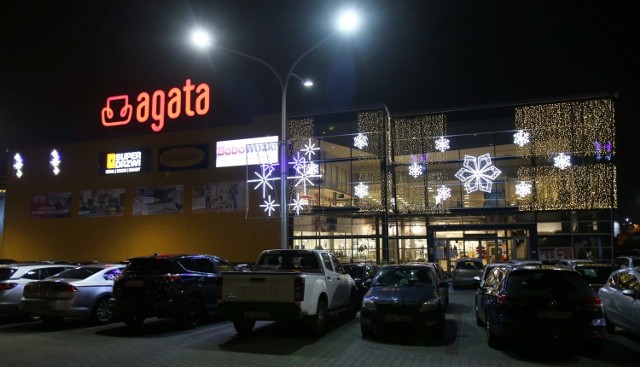 Katowice: Agata Meble... już świąteczna! Kolorowe lampki zdobią sklep i witają klientów.

Zobacz kolejne zdjęcia. Przesuwaj zdjęcia w prawo - naciśnij strzałkę lub przycisk NASTĘPNE