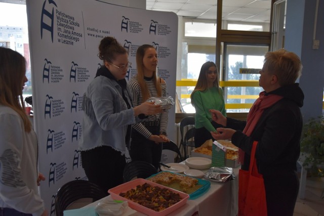 Studentki Państwowej Wyższej Szkoły Zawodowej w Lesznie postanowiły wspomóc zbiórkę dla małej Zuzi ze Smogorzewa. Przeprowadziły akcję sprzedaży ciast.