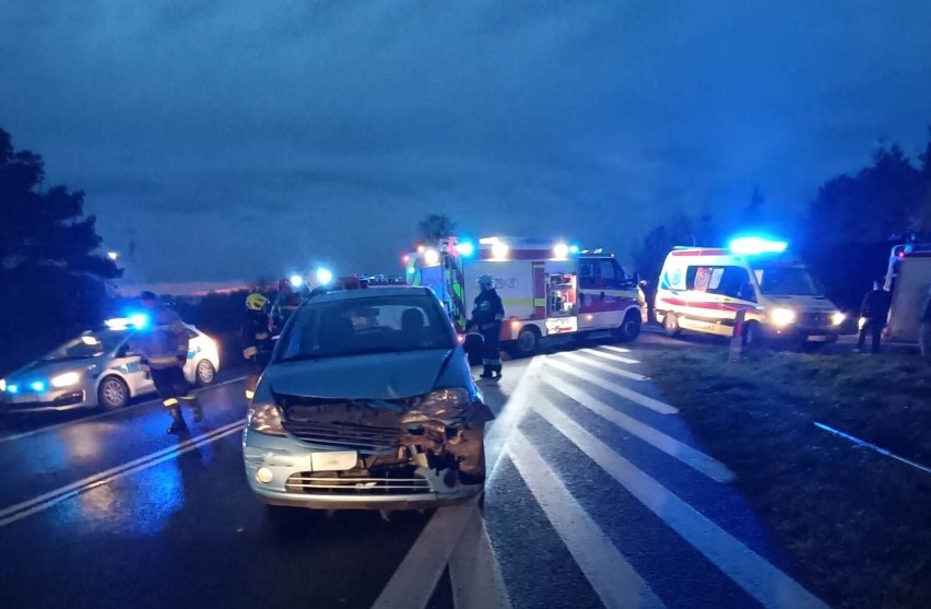 Jedna osoba ucierpiała w wyniku zderzenia dwóch osobówek w...