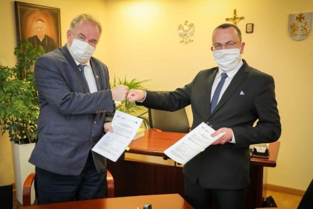 Wicemarszałek podkarpacki Piotr Pilch i wójt Żurawicy Tomasz Szeleszczuk podpisali umowę o przekazaniu gminie pomocy finansowej.