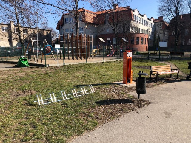 Pleszew. Są nowe stacje naprawy rowerów. Mają niezbędne narzędzia i pompki!