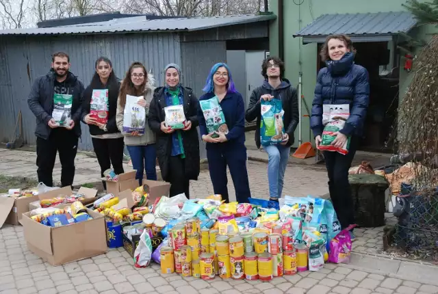 Studenci goszczący w ramach wymiany Erasmus w jarosławskiej PANS często uczestniczą w akcjach charytatywnych. Nz. przekazanie zbiórki karmy dla bezdomnych zwierząt dla schroniska w Orzechowcach koło Przemyśla.