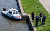 Kraków. Policjanci uratowali 38-letniego mężczyznę. Topił się w Wiśle