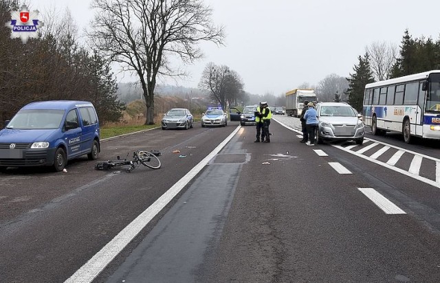 Wólka Orłowska. Rowerzysta wjechał wprost pod koła samochodu. 62-latek z ciężkimi obrażeniami w szpitalu