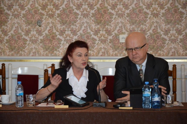Radna Małgorzata Klorek na zdjęciu z radnym Henrykiem Sienkiewiczem , wnioskowała o zwiększenie liczby kamer w Żaganiu.