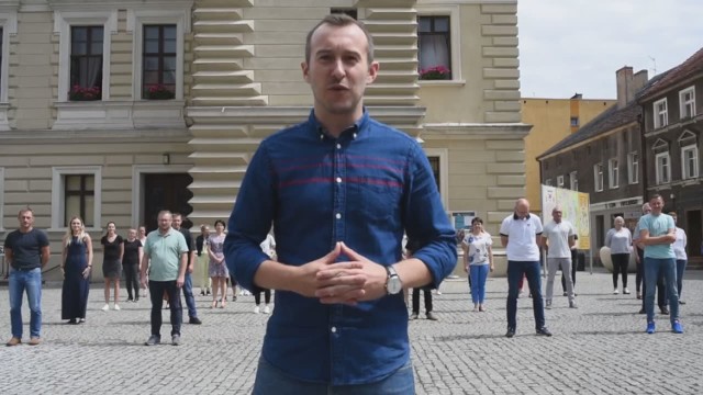 Burmistrz Świebodzina Tomasz Sielicki i pracownicy urzędu dołączyli do akcji #GaszynChallenge