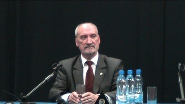 Antoni Macierewicz przemawiał do kilkuset zwolenników.