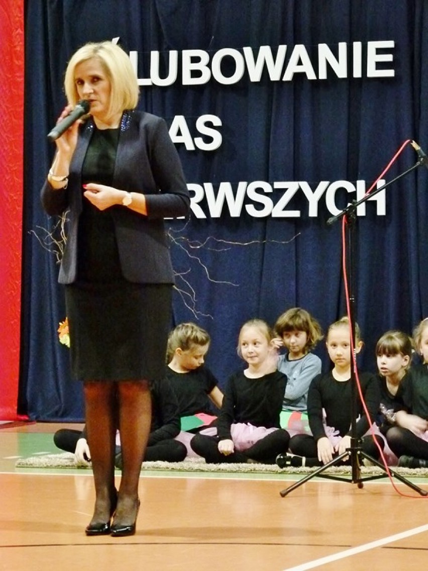 Ślubowanie w SP nr 10 w Sieradzu 2014. Przysięgę składało...