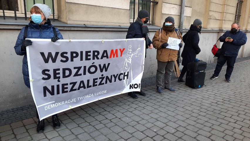 Protest KOD w Kaliszu. Przyszli wesprzeć sędziów niezależnych. ZDJĘCIA