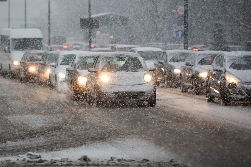 Intensywne opady śniegu w Krakowie. Na drogach zrobiło się...