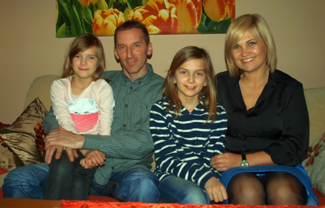 Halina Majkowska z mężem Piotrem i córkami – Julią i Karoliną. Wszyscy codzinnie nasłuchują wieści z Ukrainy. Na Wielkanoc chcą, jak co roku, pojechać do rodziny w Komarnie koło Lwowa. – Moje rodzeństwo żyje tam w ciągłym strachu, nie wiedzą, co będzie dalej – mówi Halina