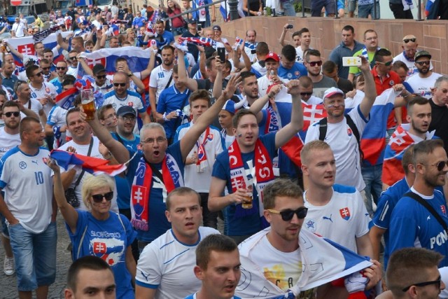 W przemarszu z Rynku na stadion wzięło udział około tysiąca Słowaków - niewielu mniej niż w piątek Szwedów. Słowaccy fani byli bardzo głośni i rozśpiewani. „Slovensko!” było słyszalne wszędzie.