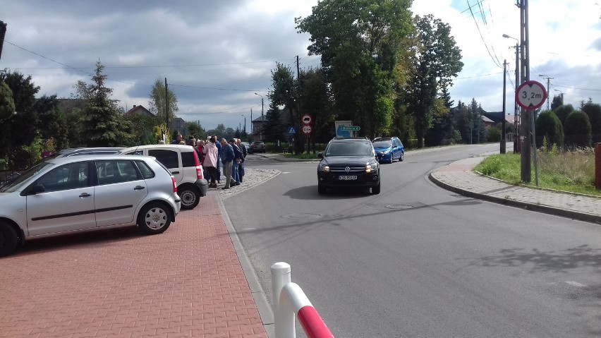 Mieszkańcy Gorzowa przy skrzyżowaniu w centrum wsi spotkali...
