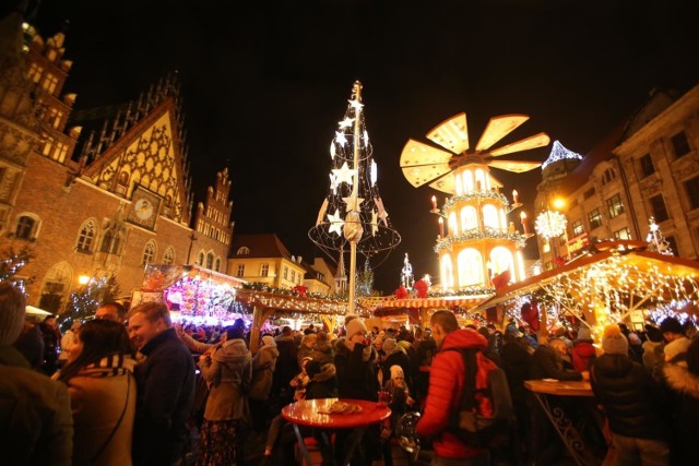 Tłumy na jarmarku bożonarodzeniowym w sobotni wieczór, korki na ulicach Wrocławia