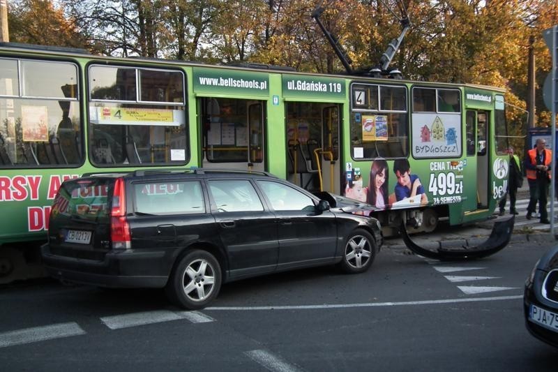 Wypadek na Rondzie Bernardyńskim w Bydgoszczy [ZDJĘCIA]