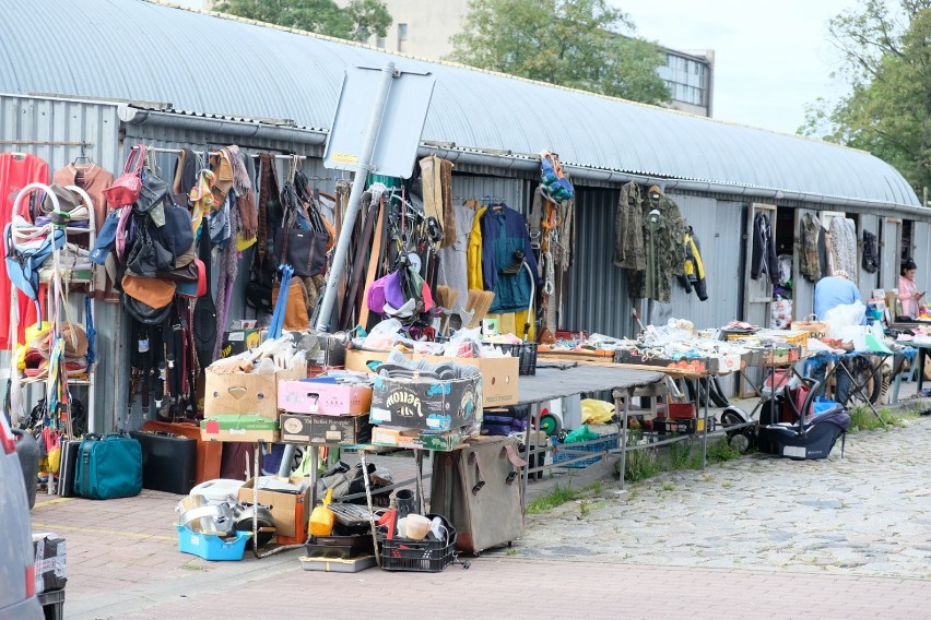 Na targowisku przy ulicy Lotników w Żarach mnóstwo warzyw i...