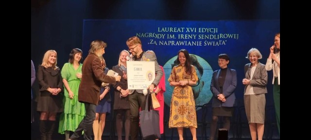 Nagroda im. Ireny Sendlerowej za "Naprawianie świata" trafiła w ręce śremianina. Jakub Tylman doceniony za swoje działania