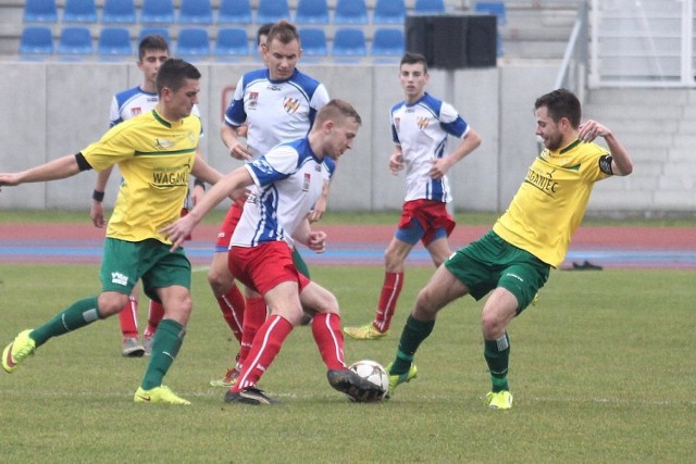 Konrad Kaźmierczak z Sadownika strzela z rzutu karnego i ustala wynik na 0:2.


