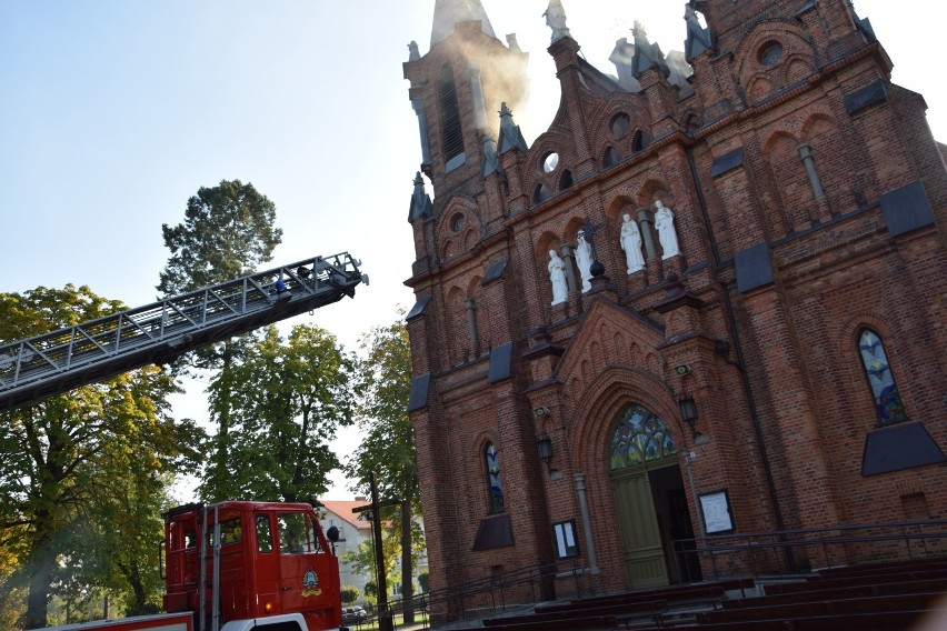 Walczyli z ogniem w kościelnej wieży w Ciechocinku. Ćwiczenia straży [zdjęcia]