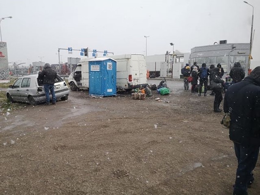 Dorohusk: Ukraińcy koczowali przed granicą. Sytuacja jest już opanowana