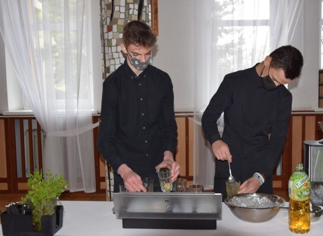 Janek i Sebastian z klasy trzeciej branżowej przygotowali pokaz robienia drinków - bezalkoholowych.