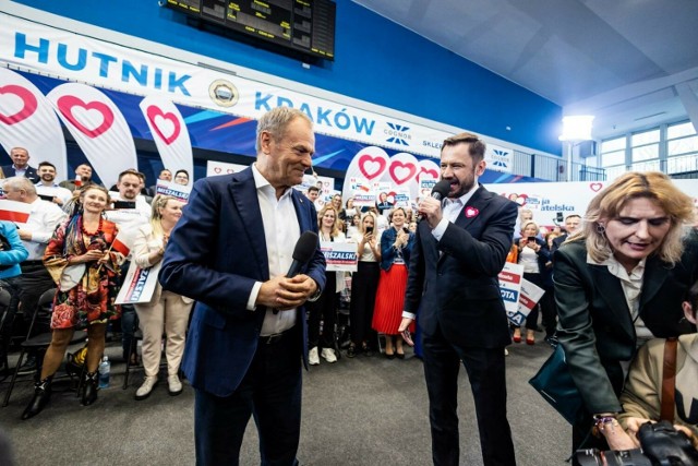Wizyta w Krakowie premiera Donalda Tuska (z lewej) tuż przed wyborami też pomogła uzyskać Aleksandrowi Miszalskiemu bardzo dobry wynik w I turze