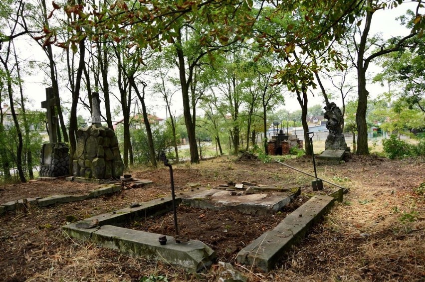 „Dziesiątacy” porządkowali najstarszy cmentarz w Łowiczu