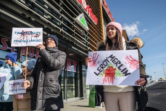 Gdańsk. Ogólnopolski bojkot Leroy Merlin. Protest odbył się m.in. pod gdańskim sklepem w Oliwie oraz w Warszawie.