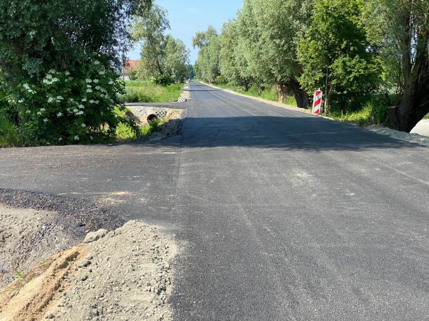 Gmina Cedry Wielkie. Remont drogi Błotnik - Kiezmark się przedłuża, ale wyremontowany będzie dłuższy odcinek  |ZDJĘCIA