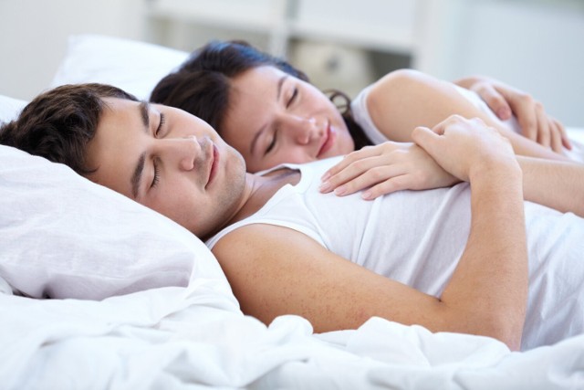 Wolisz spać z partnerem, dzieckiem czy samotnie? To, z kim dzielisz łóżko wpływa nie tylko na jakość snu, ale też na twoje zdrowie psychiczne.
