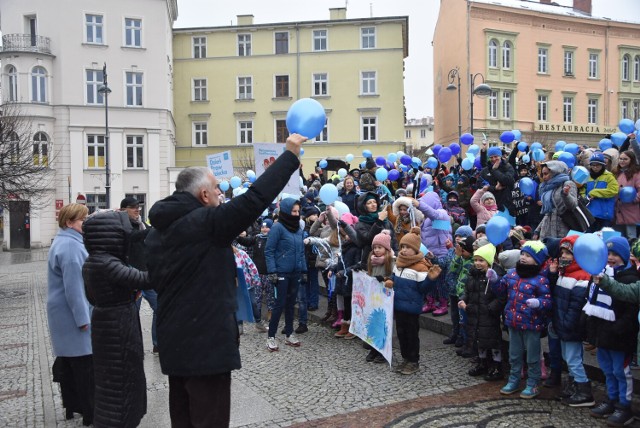 Uczniowie ZS-P nr 5 przed ratuszem przypomnieli o Dniu Praw Dziecka