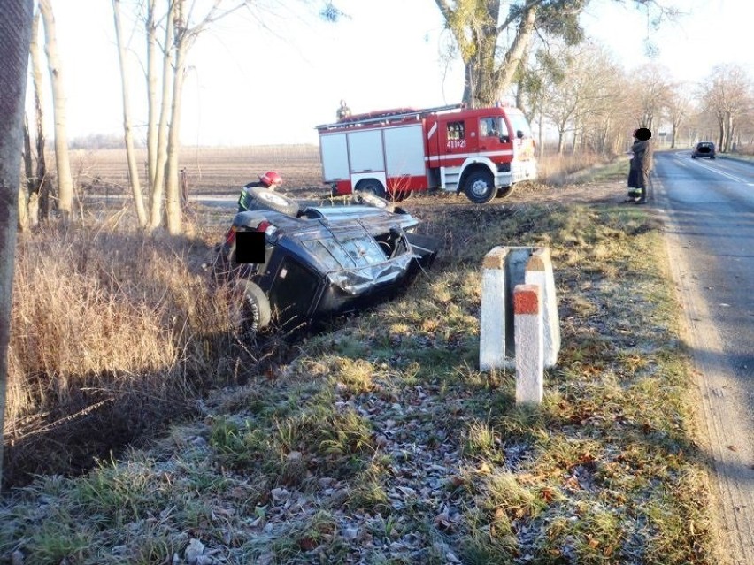 Wypadek w Stępniu. Samochód wpadł do rowu