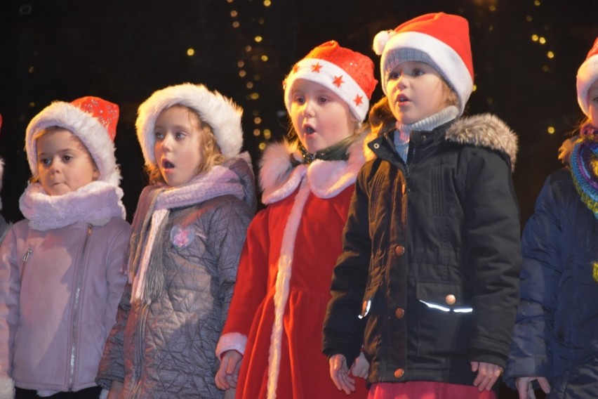 Dzieci z Przedszkola nr 2 w Wągrowcu przedstawieniem otworzyły Jarmark Bożonarodzeniowy. Zobaczcie zdjęcia z ich występu