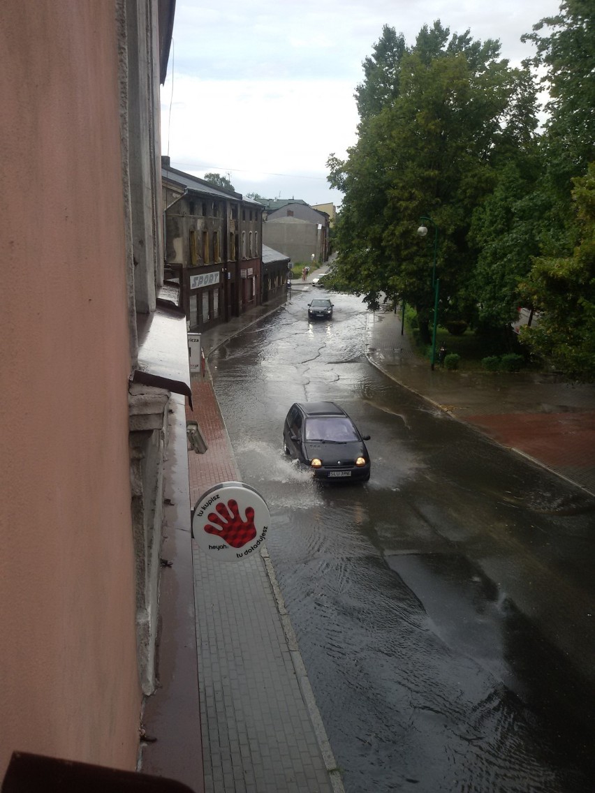 Ulewa w Lublińcu. 31 lipca intensywny deszcz sparaliżował Mickiewicza. Do dziś są utrudnienia [FOTO]