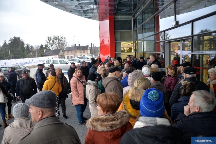 Tłumy na otwarciu salonu Agata Meble we Włocławku [zdjęcia, wideo]