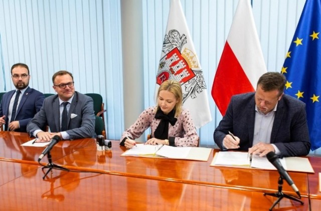W obecności wiceprezydenta Mateusza Tyczyńskiego (z lewej) i prezydenta Radosława Witkowskiego umowę podpisuje dyrektor do spraw finansowych firmy Strabag Małgorzata Jędryszek i dyrektor MZDiK Piotr Wójcik.