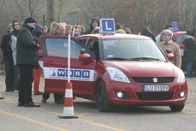 Na plac manewrowy WORD przy ul. Maratońskiej pierwsi chętni przyszli już o 7 rano. Z racji dużego zainteresowania 

Z tego powodu, zamiast o planowanej 10, plac manewrowy został udostępniony gościom już o 9 rano. Pod okiem egzaminatora można było przećwiczyć obsługę samochodów i jazdę po rękawie. Wiele osób chciało wypróbować jazdę na wprowadzonych w wakacje do WORD-u samochodach suzuki swift.