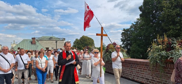 Pielgrzymi podczas drogi krzyżowej na Wałach Jasnogórskich