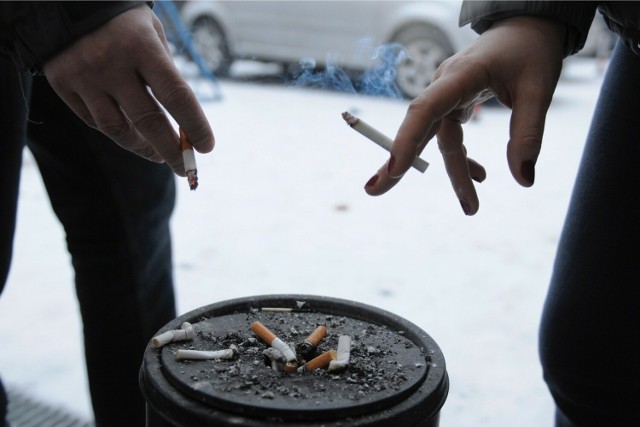 Zakaz palenia wyrobów tytoniowych na przystankach w Krakowie nie do końca przestrzegany. Przeszło tysiąc osób z mandatami