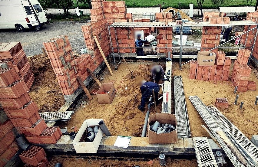 Stary budynek zniknął niedawno, już widać nowy. Widać postępy prac na targowisku w Złoczewie ZDJĘCIA