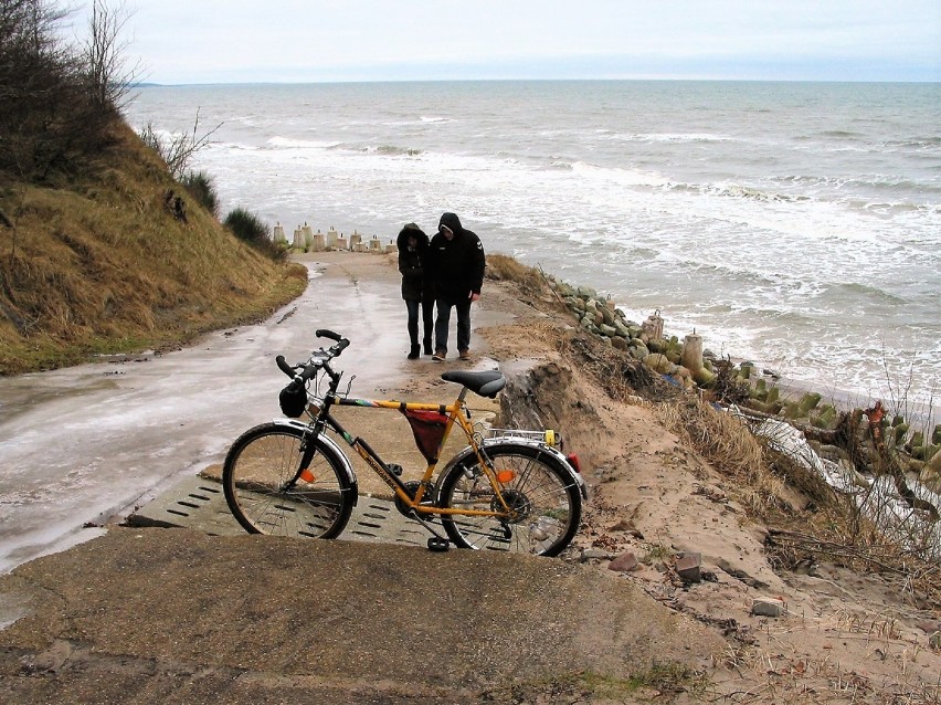 Nękany przez sztormy zjazd ratowniczy na plażę w pasmie...