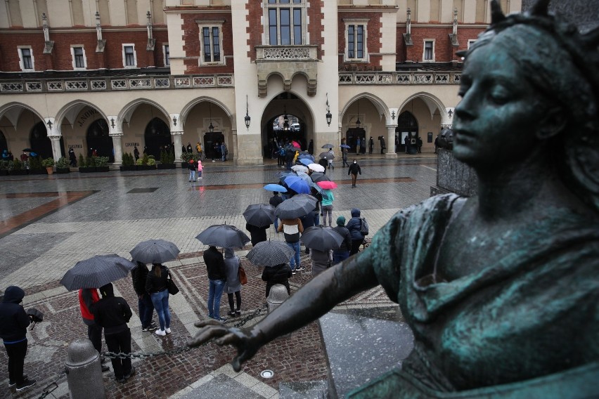 Do szczepień na Rynku Głównym ustawiła się długa kolejka...