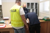 Malbork. 39-latek zatrzymany m.in. w sprawie handlu ukradzioną bronią palną. Dwóch mężczyzn będzie odpowiadało za paserstwo